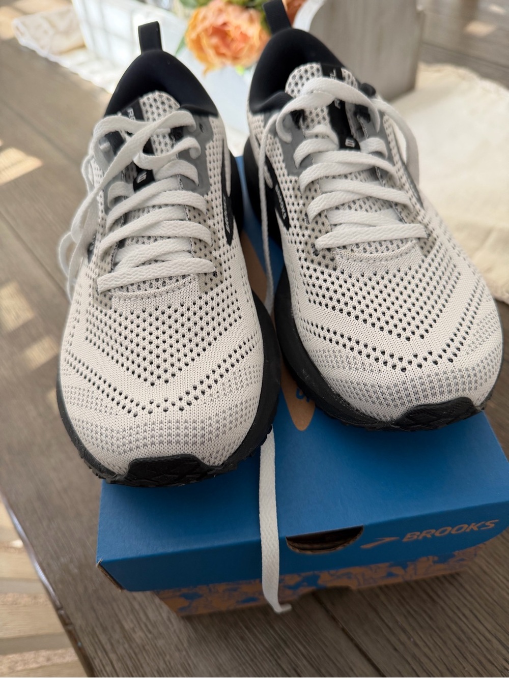 Brooks Revel Women's White and Black Athletic Running Shoes - Picture 5 of 7